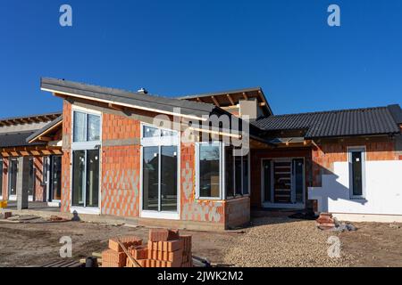 Maison moderne en construction avec isolation en polystyrène et briques Banque D'Images