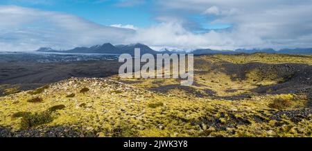 Islande automne paysage de toundra près du glacier de Haoldukvisl, Islande. La langue du glacier glisse de la glace de Vatnajokull ou du glacier de Vatna près du sous-glaciaire Banque D'Images