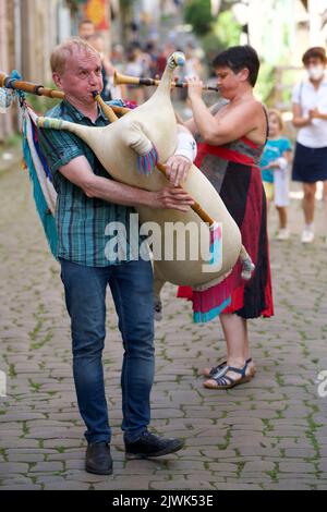 Musicien aveugle jouant des cornemuses françaises dans un village du sud de la France Banque D'Images