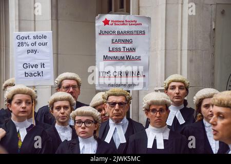 Londres, Angleterre, Royaume-Uni. 6th septembre 2022. Les avocats criminels se sont rassemblés devant la Cour suprême pour entamer leur grève illimitée sur les salaires et les réductions de l'aide judiciaire. (Credit image: © Vuk Valcic/ZUMA Press Wire) Credit: ZUMA Press, Inc./Alamy Live News Banque D'Images