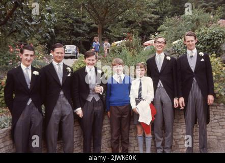 Scène lors d'une réception de mariage au Royaume-Uni c1968. Notez les 2 enfants en arrière-plan, un avec un Zoom Ice Lolly. Photo de Tony Henshaw Archive Banque D'Images