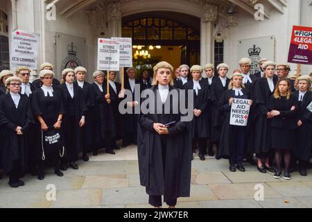 Londres, Royaume-Uni. 6th septembre 2022. Le nouveau président de l'Association du Barreau criminel, Kirsty Brimelow QC, prononce un discours. Les avocats criminels se sont rassemblés devant la Cour suprême pour entamer leur grève illimitée sur les salaires et les réductions de l'aide judiciaire. Credit: Vuk Valcic/Alamy Live News Banque D'Images