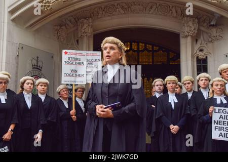 Londres, Royaume-Uni. 6th septembre 2022. Le nouveau président de l'Association du Barreau criminel, Kirsty Brimelow QC, prononce un discours. Les avocats criminels se sont rassemblés devant la Cour suprême pour entamer leur grève illimitée sur les salaires et les réductions de l'aide judiciaire. Credit: Vuk Valcic/Alamy Live News Banque D'Images