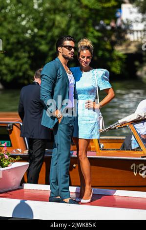 Venise, Italie. 04th septembre 2022. Eleonora Brunacci et Mariano Di VAIO arrivent à l'embarcadère de l'Excelsior lors du Festival international du film de Venise 79th sur 04 septembre 2022 à Venise, Italie crédit : Agence photo indépendante/Alamy Live News Banque D'Images