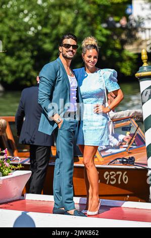 Venise, Italie. 04th septembre 2022. Eleonora Brunacci et Mariano Di VAIO arrivent à l'embarcadère de l'Excelsior lors du Festival international du film de Venise 79th sur 04 septembre 2022 à Venise, Italie crédit : Agence photo indépendante/Alamy Live News Banque D'Images