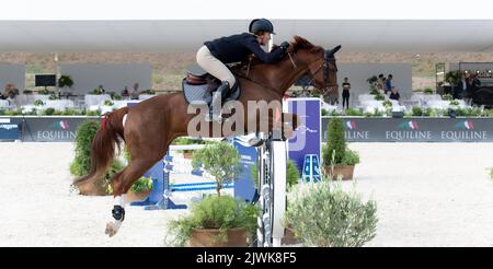 Femme à cheval et à sauter pendant la compétition équestre gros plan, Italie, 2-4 septembre 2022, Championnat équestre de saut Banque D'Images