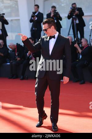 Venise, Italie. 5th septembre 2022. L'acteur Colin Farrell pose sur le tapis rouge pour la première du film "les Banshees d'Inisserin" lors du Festival International du film de Venise 79th à Venise, Italie, le 5 septembre 2022. Credit: Jin Mamengni/Xinhua/Alamy Live News Banque D'Images