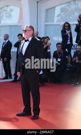 Venise, Italie. 5th septembre 2022. L'acteur Brendan Gleeson pose sur le tapis rouge pour la première du film "les Banshees of Inishenin" lors du Festival International du film de Venise 79th à Venise, Italie, le 5 septembre 2022. Credit: Jin Mamengni/Xinhua/Alamy Live News Banque D'Images