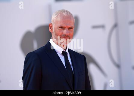 Venise, Italie. 5th septembre 2022. Le réalisateur Martin McDonagh pose sur le tapis rouge pour la première du film "les Banshees d'Inisserin" lors du Festival International du film de Venise 79th à Venise, Italie, le 5 septembre 2022. Credit: Jin Mamengni/Xinhua/Alamy Live News Banque D'Images