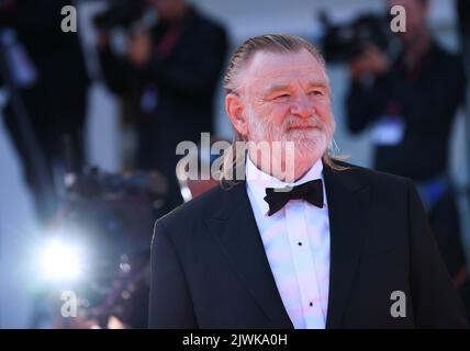 Venise, Italie. 5th septembre 2022. L'acteur Brendan Gleeson pose sur le tapis rouge pour la première du film "les Banshees of Inishenin" lors du Festival International du film de Venise 79th à Venise, Italie, le 5 septembre 2022. Credit: Jin Mamengni/Xinhua/Alamy Live News Banque D'Images