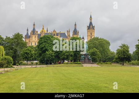 Situé en face du château de Schwerin, au milieu du jardin du château Banque D'Images