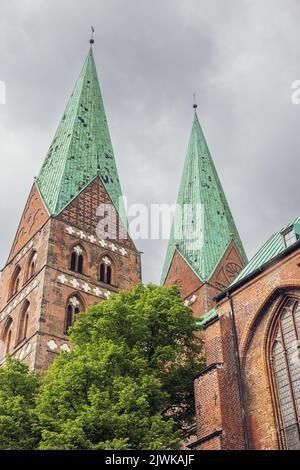 Les tours jumelles de l'église Sainte-Marie à Lubeck, l'église mère de brique gothique Banque D'Images