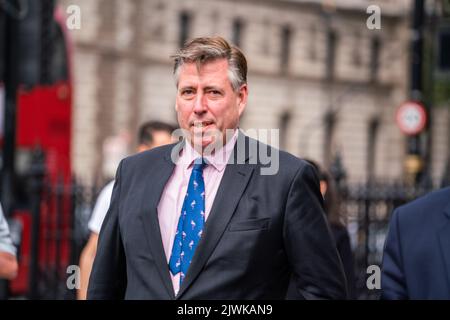 Londres, Royaume-Uni. 6 septembre 2022. Sir Graham Brady, député conservateur d'Altrincham and sale et président de la commission 1922 vu à l'extérieur du Parlement le jour où Boris Johnson a prononcé son discours d'adieu de Downing Street en tant que Premier ministre britannique sortant. Credit amer ghazzal/Alamy Live News Banque D'Images