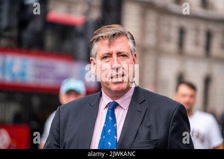 Londres, Royaume-Uni. 6 septembre 2022. Sir Graham Brady, député conservateur d'Altrincham and sale et président de la commission 1922 vu à l'extérieur du Parlement le jour où Boris Johnson a prononcé son discours d'adieu de Downing Street en tant que Premier ministre britannique sortant. Credit amer ghazzal/Alamy Live News Banque D'Images