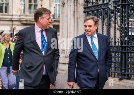Londres, Royaume-Uni. 6 septembre 2022. Sir Graham Brady, député conservateur d'Altrincham et de sale et président du comité de 1922, accompagne Jeremy Quinn, député conservateur d'Horsham à l'extérieur du Parlement le jour où Boris Johnson a prononcé son discours d'adieu de Downing Street en tant que Premier ministre britannique sortant. Credit amer ghazzal/Alamy Live News Banque D'Images