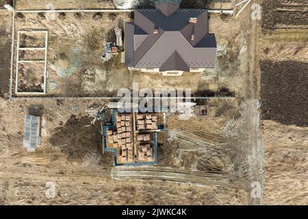 Vue aérienne des travaux de construction de la nouvelle maison fondation en béton sur le chantier de construction Banque D'Images