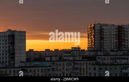 Immeubles résidentiels de plusieurs étages éclairés au soleil dans le quartier résidentiel de Yasenevo, au sud de la capitale russe, à l'aube. Banque D'Images