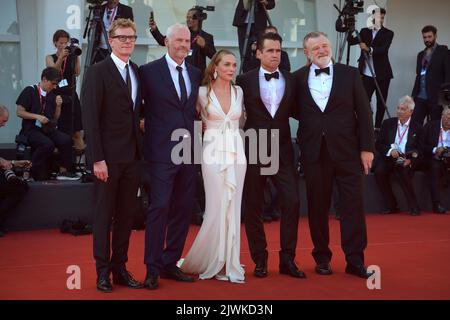 Venise, Italie. 05th septembre 2022. VENISE, ITALIE - SEPTEMBRE 05 : Graham Broadbent, Martin McDonagh, Kerry Condon, Colin Farrell et Brendan Gleeson assistent au tapis rouge « les Banshees of Inishenin » au Festival international du film de Venise sur 05 septembre 2022 79th à Venise, en Italie. Credit: dpa/Alay Live News Banque D'Images