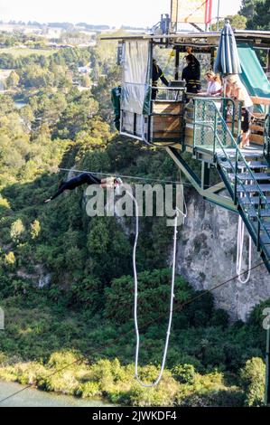 Un saut en sauge relié à un cordon élastique plonge à 47 mètres plus bas dans la rivière Waikato (la plus longue de Nouvelle-Zélande) depuis le nouveau Taupo Cliff Hanger Banque D'Images