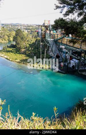 Un saut en sauge relié à un cordon élastique plonge à 47 mètres plus bas dans la rivière Waikato (la plus longue de Nouvelle-Zélande) depuis le nouveau Taupo Cliff Hanger Banque D'Images