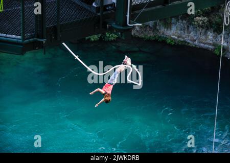 Un saut en sauge relié à un cordon élastique plonge à 47 mètres plus bas dans la rivière Waikato (la plus longue de Nouvelle-Zélande) depuis le nouveau Taupo Cliff Hanger Banque D'Images