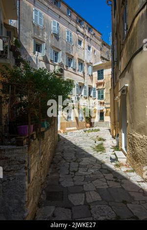 Rue étroite dans la ville de Corfou, Iles Ioniennes, Grèce Banque D'Images