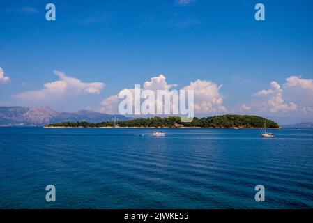 L'île de VIDOS vue de la ville de Corfou, Corfou, Grèce, Mer Ionienne Banque D'Images