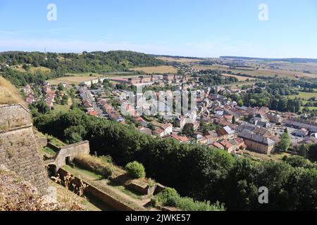 Vue aérienne de la ville de Montmédy et de la campagne environnante de Lorraine, depuis les murs de la Citadelle fortifiée de Montmédy (Montmédy-haut) Banque D'Images