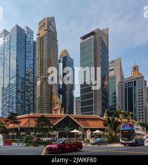 Le Lau Pa Sat 19th siècles, également connu sous le nom de marché Telok Ayer sous des bâtiments modernes imposants dans Robinson Road, République de Singapour. Le présent i Banque D'Images