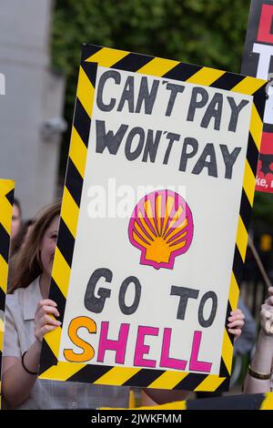 Londres, Angleterre, Royaume-Uni. 5th septembre 2022. Un manifestant possède un signe qui indique ''aller à Shell'. Banque D'Images