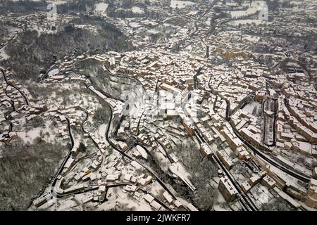 Paysage aérien d'hiver du centre historique dense de la ville de Thiers dans le département du Puy-de-Dôme, région Auvergne-Rhône-Alpes en France. Toits de vieux Banque D'Images