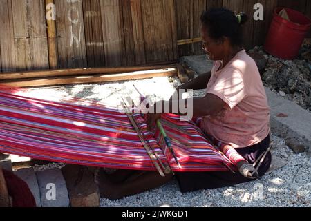 Indonesia Alor Island - Handloom weaver dans un village de pêcheurs Banque D'Images