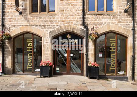 L'entrée de l'ancien hôtel de ville de Durham à la place du marché de Durham, Angleterre, Royaume-Uni Banque D'Images