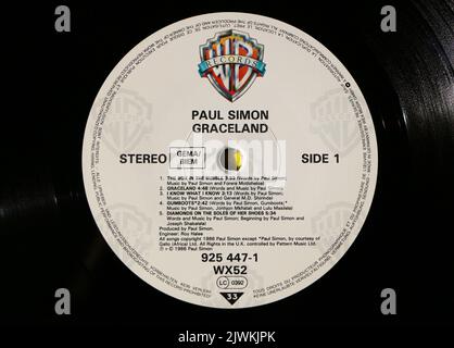 Photo gros plan d'une étiquette centrale sur une pression originale de 1986 d'un disque en vinyle Graceland Paul Simon Banque D'Images