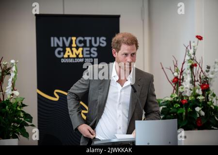 Düsseldorf, Allemagne. 06th septembre 2022. Le prince Harry, duc de Sussex, se tient à l'hôtel de ville de Düsseldorf et prononce un discours. Le prince et sa femme viennent à Düsseldorf pour promouvoir les 'Invictus Games' 2023, que le prince Harry a aidé à lancer. Il s'agit de compétitions paralympiques pour les soldats qui ont été blessés en guerre. Credit: Fabian Strauch/dpa/Alay Live News Banque D'Images