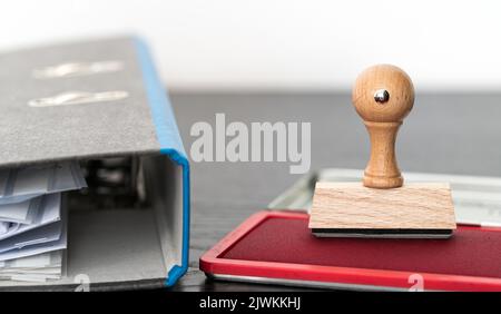 tampon en caoutchouc rectangulaire sur le tampon d'encre sur le bureau en bois avec dossier de classement Banque D'Images