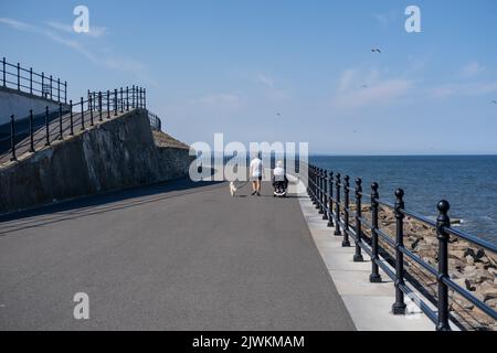 Personnes sur une promenade sur le promontoire de Hartlepool, Angleterre. Royaume-Uni Banque D'Images