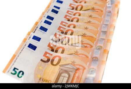 50 billets en euros en configuration sur fond blanc. Billet de banque en euros dans le cadre du système économique et commercial. Gros plan Banque D'Images