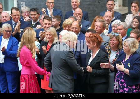 Londres, Royaume-Uni. 6th septembre 2022. Le Premier ministre sortant Boris Johnson fait ses adieux en tant que PM au député qui s'est réuni devant le No 10 pour écouter son dernier discours à Downing Street avant de s'envoler pour Balmoral pour remettre officiellement sa démission à la Reine. Credit: Uwe Deffner/Alay Live News Banque D'Images