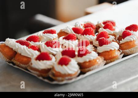 En-cas de gâteaux aux framboises au mariage sur l'assiette Banque D'Images