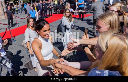 Düsseldorf, Allemagne. 06th septembre 2022. Le prince Harry de Grande-Bretagne (non représenté), duc de Sussex, et sa femme Meghan, duchesse de Sussex (l), sortent de l'hôtel de ville et parlent à des gens qui ont attendu à l'extérieur. Au cours du processus, Meghan serre la main avec deux jeunes femmes. Le prince et sa femme viennent à Düsseldorf pour promouvoir les 'Invictus Games' 2023, que le prince Harry a aidé à lancer. Il s'agit de compétitions paralympiques pour les soldats qui ont été blessés en guerre. Credit: Rolf Vennenbernd/dpa/Alay Live News Banque D'Images