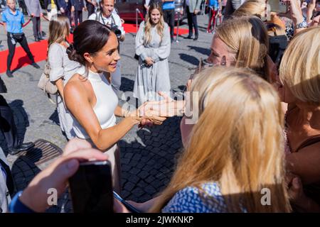 Düsseldorf, Allemagne. 06th septembre 2022. Le prince Harry de Grande-Bretagne (non représenté), duc de Sussex, et sa femme Meghan, duchesse de Sussex (l), sortent de l'hôtel de ville et parlent à des gens qui ont attendu à l'extérieur. Au cours du processus, Meghan serre la main avec deux jeunes femmes. Le prince et sa femme viennent à Düsseldorf pour promouvoir les 'Invictus Games' 2023, que le prince Harry a aidé à lancer. Il s'agit de compétitions paralympiques pour les soldats qui ont été blessés en guerre. Credit: Rolf Vennenbernd/dpa/Alay Live News Banque D'Images