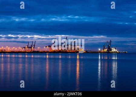 Jade-Weser-Port, terminal à conteneurs à Wilhelmshafen, manutention de marchandises d'un gros navire à conteneurs (à gauche et d'un navire à cargaison générale (à droite) Banque D'Images