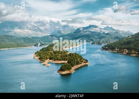 Lac Karacaoren et montagnes vue aérienne paysage en Turquie. Forêt île dans les eaux turquoise paysage nature sauvage Voyage belles destinations Banque D'Images