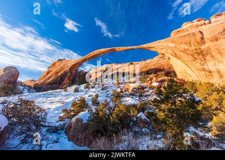 Paysage Arch dans le Devil's Garden avec de la neige dans le parc national d'Arches, Moab, Utah. Arche la plus longue dans le parc à 306 pieds de large. Banque D'Images