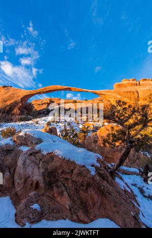 Paysage Arch dans le Devil's Garden avec de la neige dans le parc national d'Arches, Moab, Utah. Arche la plus longue dans le parc à 306 pieds de large. Banque D'Images