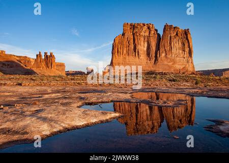 L'orgue se reflète dans un bassin d'eau de pluie éphémère dans le parc national d'Arches, Moab, Utah. Section tours du palais de justice. Banque D'Images