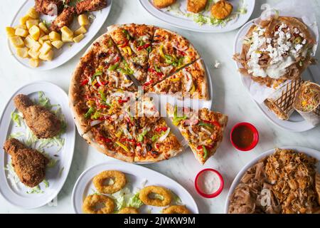 Vue de dessus de Pizza Doner, variété de plats d'origine asiatique Banque D'Images