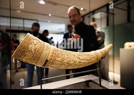 Hildesheim, Allemagne. 06th septembre 2022. Felix Prinz (r), conservateur de l'exposition, se tient avec des journalistes lors d'une visite guidée de l'exposition devant un olifant, un instrument de vent sculpté dans la dent d'un éléphant. Avec des objets d'art provenant des trésors de l'église européenne et du trésor de la cathédrale de Hildesheim, l'exposition "l'Islam en Europe 1000-1250" se concentre sur les points communs et les interconnexions des cultures au Moyen-âge et peut être vue de 07 septembre 2022 à 12 février 2023 au Dommuseum Hildesheim. Credit: Michael Matthey/dpa/Alay Live News Banque D'Images