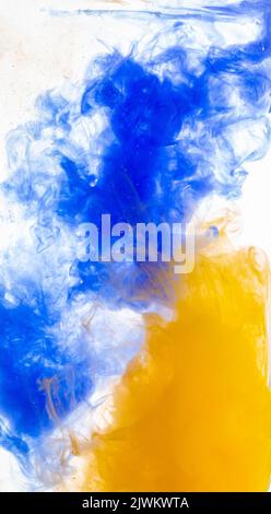 Drapeau ukrainien, bleu et jaune avec espace de copie. Arrière-plan abstrait. Texture de nuages colorés dans de l'eau transparente. Sens et rêve Banque D'Images
